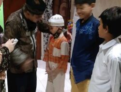 Pimpinan Majelis Raatib Dzikir Asmaul Husna Ibadurrahman Beri Santunan