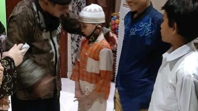 Pimpinan Majelis Raatib Dzikir Asmaul Husna Ibadurrahman Beri Santunan