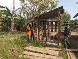 Satgas Yonif 125 Bantu Bangun WC di Kampung Kondo Dukung Program Lingkungan Bersih