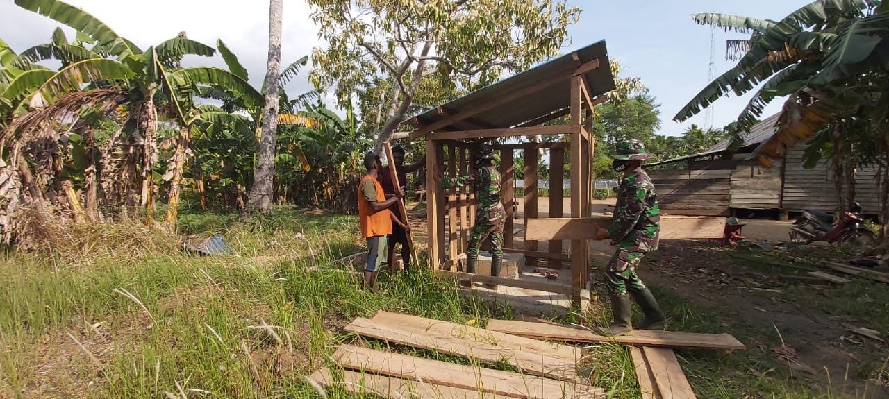 Satgas Yonif 125 Bantu Bangun WC di Kampung Kondo Dukung Program Lingkungan Bersih