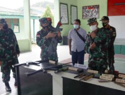 Danrem 173/PVB Terima 6 Senjata Api Rakitan dari KST Yapen