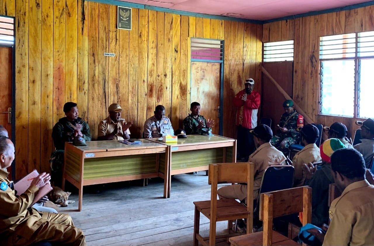 Satgas Yonif 143/TWEJ Hadir di Pertemuan Distrik Okbibab untuk Ciptakan Keamanan