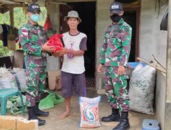 Satgas Yonif 642/Kapuas Bagikan Sembako di Perbatasan Peduli Sesama