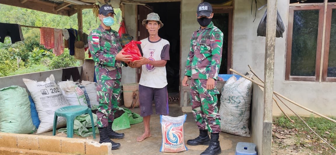 Satgas Yonif 642/Kapuas Bagikan Sembako di Perbatasan Peduli Sesama