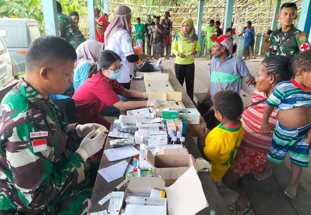 Yonif 143/TWEJ dan Puskesmas Senggi Adakan Pengobatan Gratis di Perbatasan RI-PNG