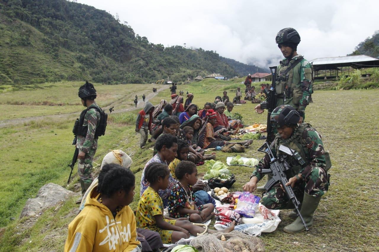 Satgas Yonif Raider 321/GT Bangkitkan Ekonomi Pasar Mbua Lewat Aksi Organik