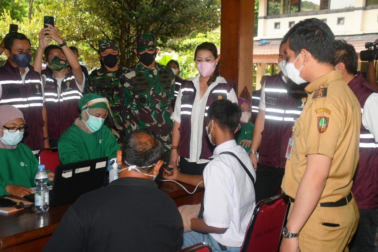 Pangkogabwilhan II Tinjau Vaksinasi Massal Solo