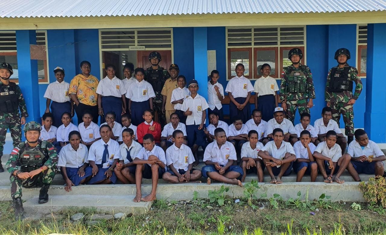 Kontribusi Yonif Raider 142/KJ untuk Pendidikan di Papua