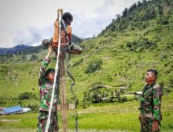Satgas Yonif Raider 321/GT Kostrad Pasang Net Voli Salurkan Hobby Pemuda Mbua Papua