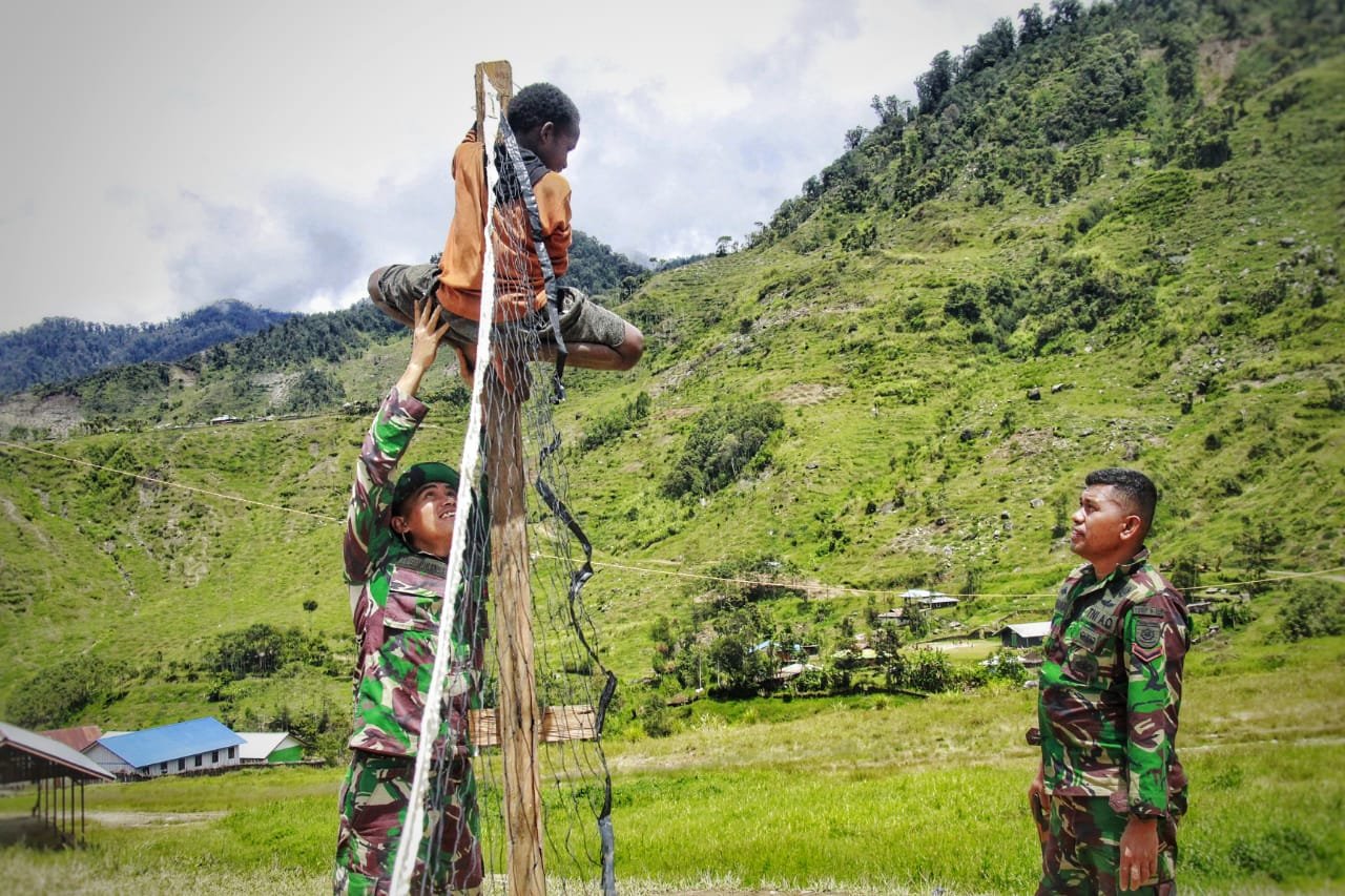 Satgas Yonif Raider 321/GT Kostrad Pasang Net Voli Salurkan Hobby Pemuda Mbua Papua