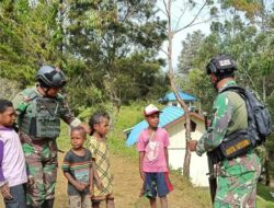 Satgas Yonif Mekanis 203/AK Pos Pirime Bantu Mengajar di SDN Yalipak