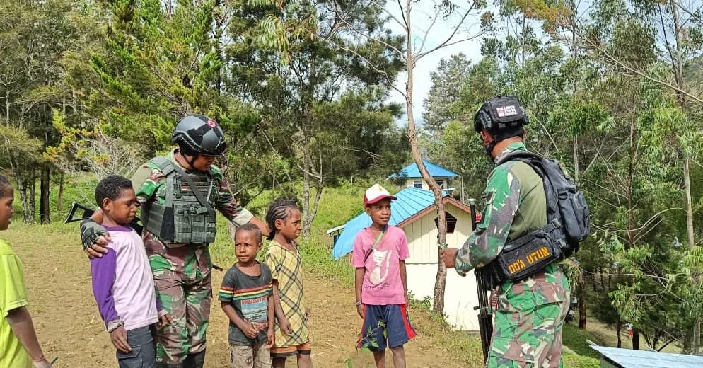 Satgas Yonif Mekanis 203/AK Pos Pirime Bantu Mengajar di SDN Yalipak