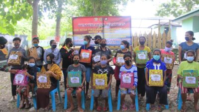 Yonif RK 744 Fasilitasi Penyerahan Bantuan Persit KCK PD IX/Udayana di Dua Desa Perbatasan