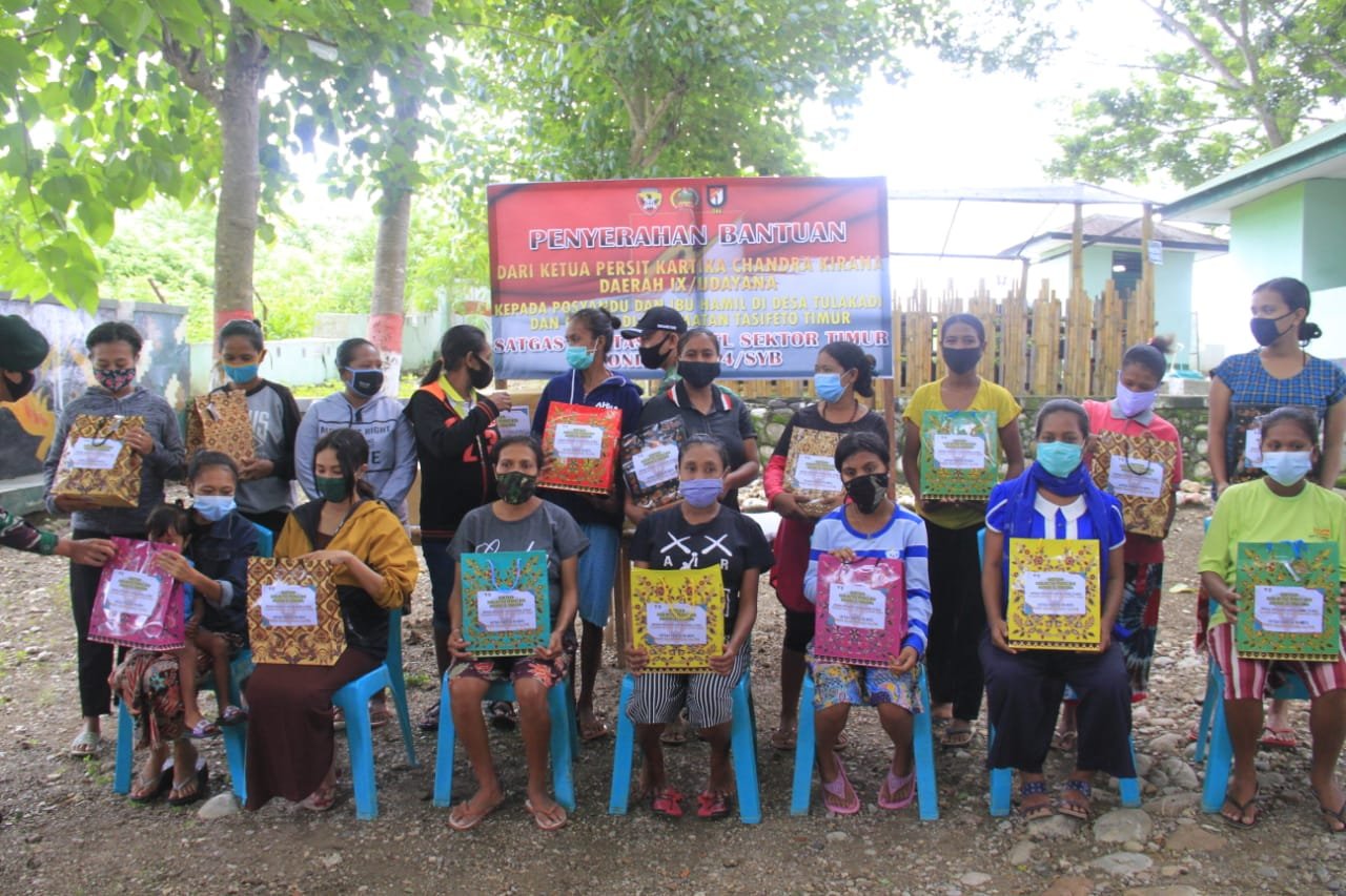 Yonif RK 744 Fasilitasi Penyerahan Bantuan Persit KCK PD IX/Udayana di Dua Desa Perbatasan