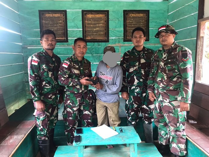 Satgas Yonif 143/TWEJ Rayu Warga Serahkan Senjata Ilegal Secara Humanis