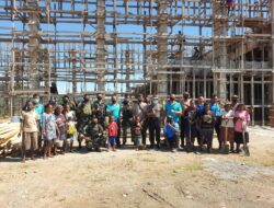 Satgas Pamrahwan Yonif 751 VJS Bersama Warga Bangun Gereja