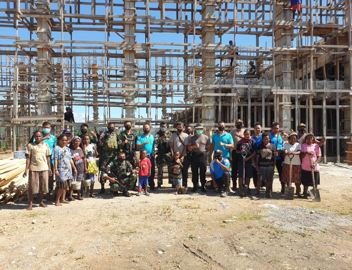 Satgas Pamrahwan Yonif 751 VJS Bersama Warga Bangun Gereja