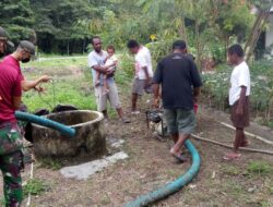 Prajurit TNI Bersama Warga Perbaiki Sumur Tua di Kampung Skow Mabo Papua