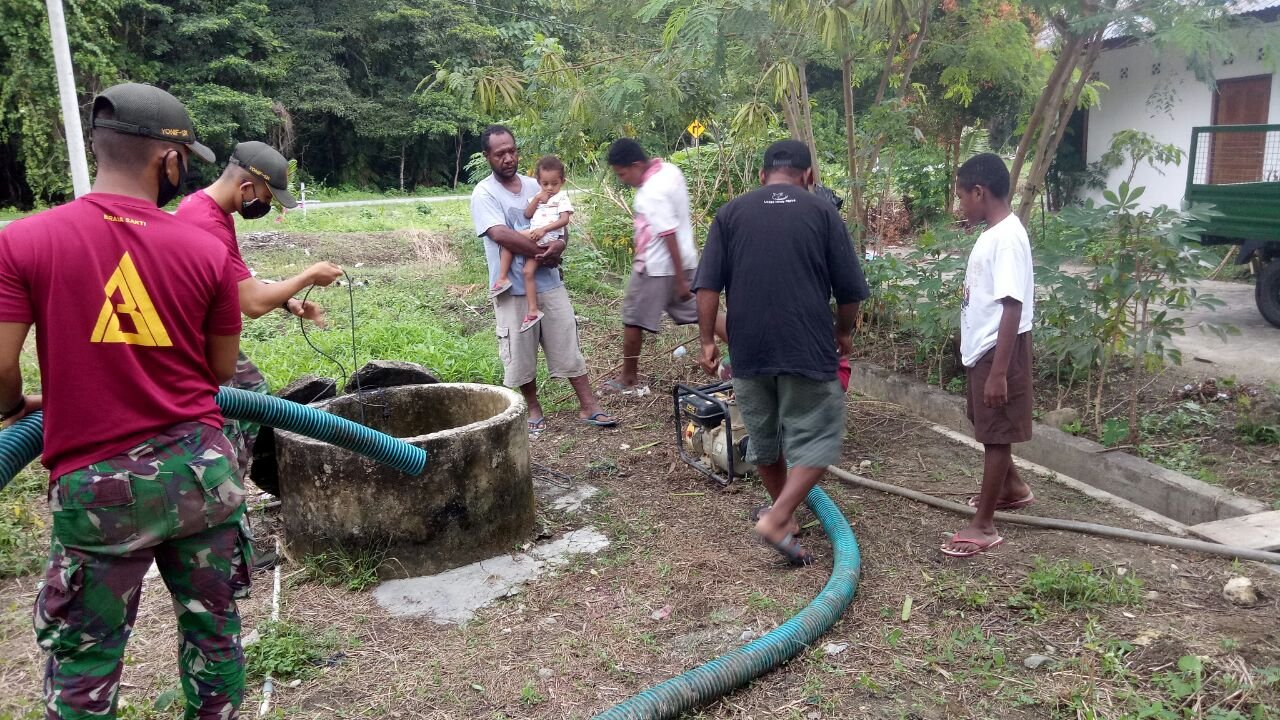 Prajurit TNI Bersama Warga Perbaiki Sumur Tua di Kampung Skow Mabo Papua
