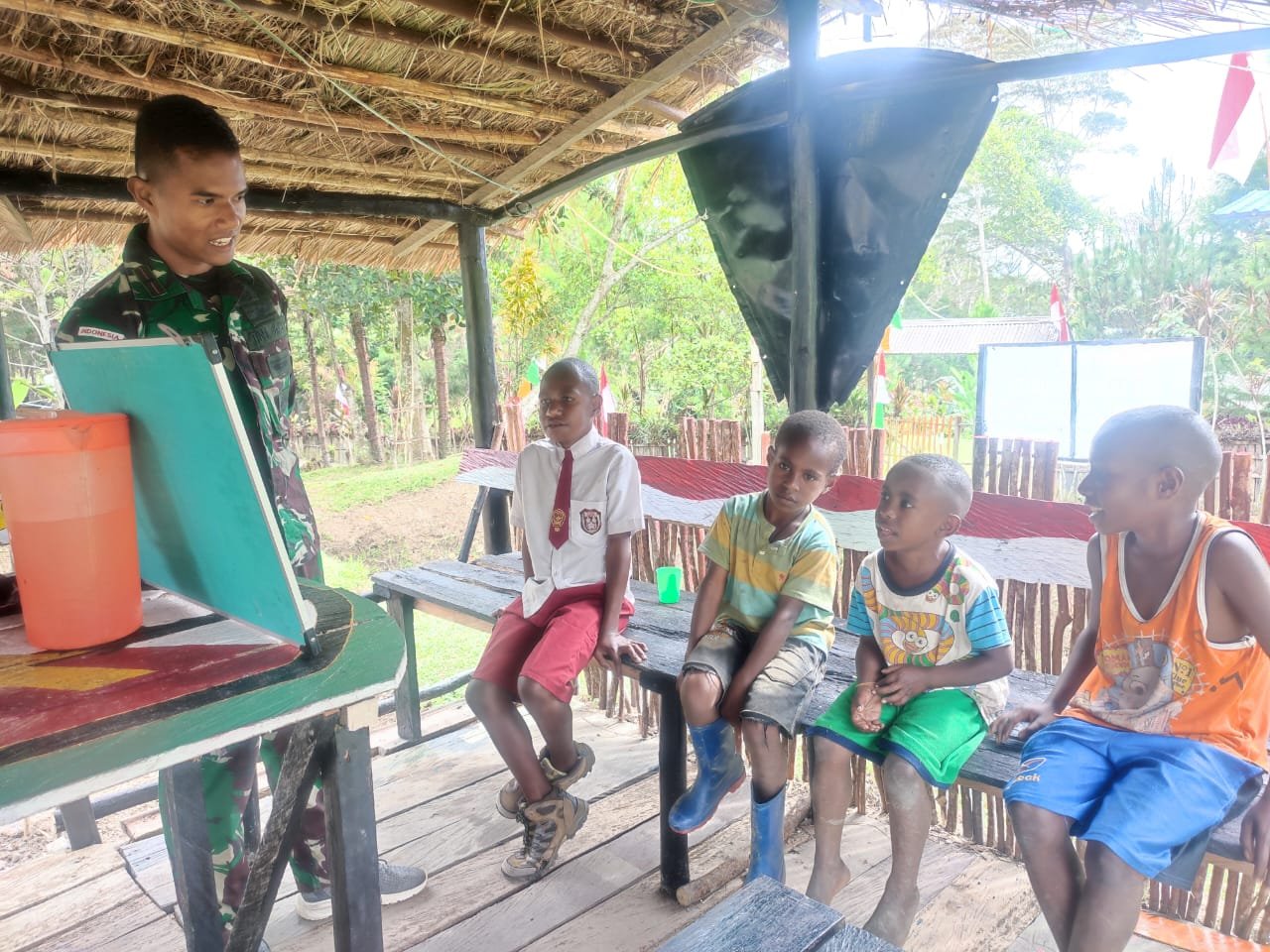 Belajar Membaca Menulis dan Berhitung Bersama Satgas Yonif Raider 142/KJ di Kelila Papua