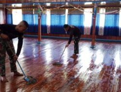 Sambut Natal, Satgas Yonif Mekanis 203/AK Bersihkan Gereja Bersama Warga