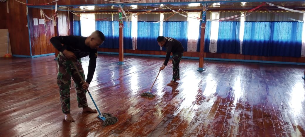 Sambut Natal, Satgas Yonif Mekanis 203/AK Bersihkan Gereja Bersama Warga