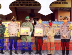 Bupati Bangka Bersama Polri TNI Bagikan Sembako dan Makanan ke Warga Membutuhkan