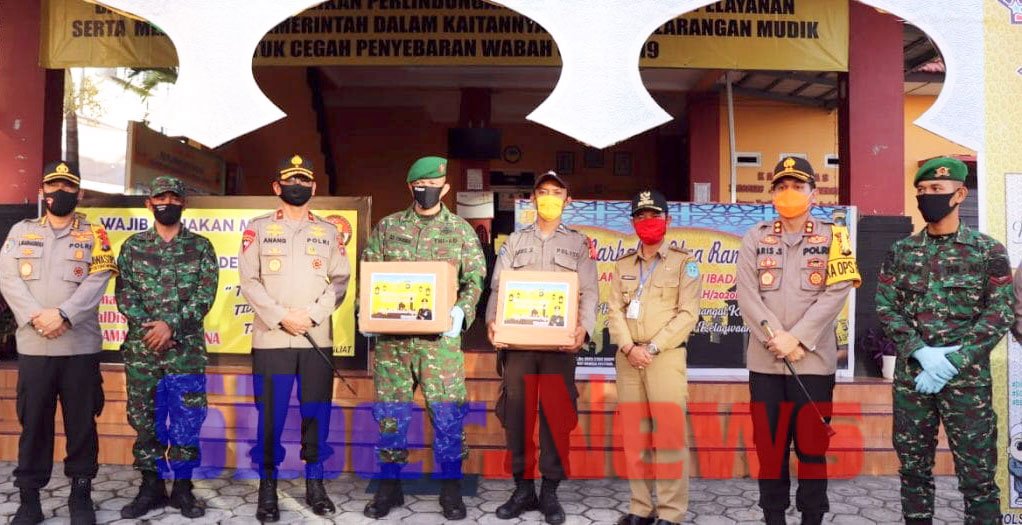 Bupati Bangka Bersama Polri TNI Bagikan Sembako dan Makanan ke Warga Membutuhkan