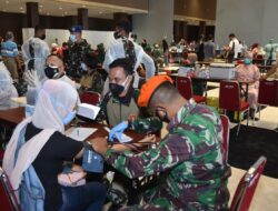 TNI Perkuat Serbuan Nakes untuk Percepat Vaksinasi dan PPKM Mikro