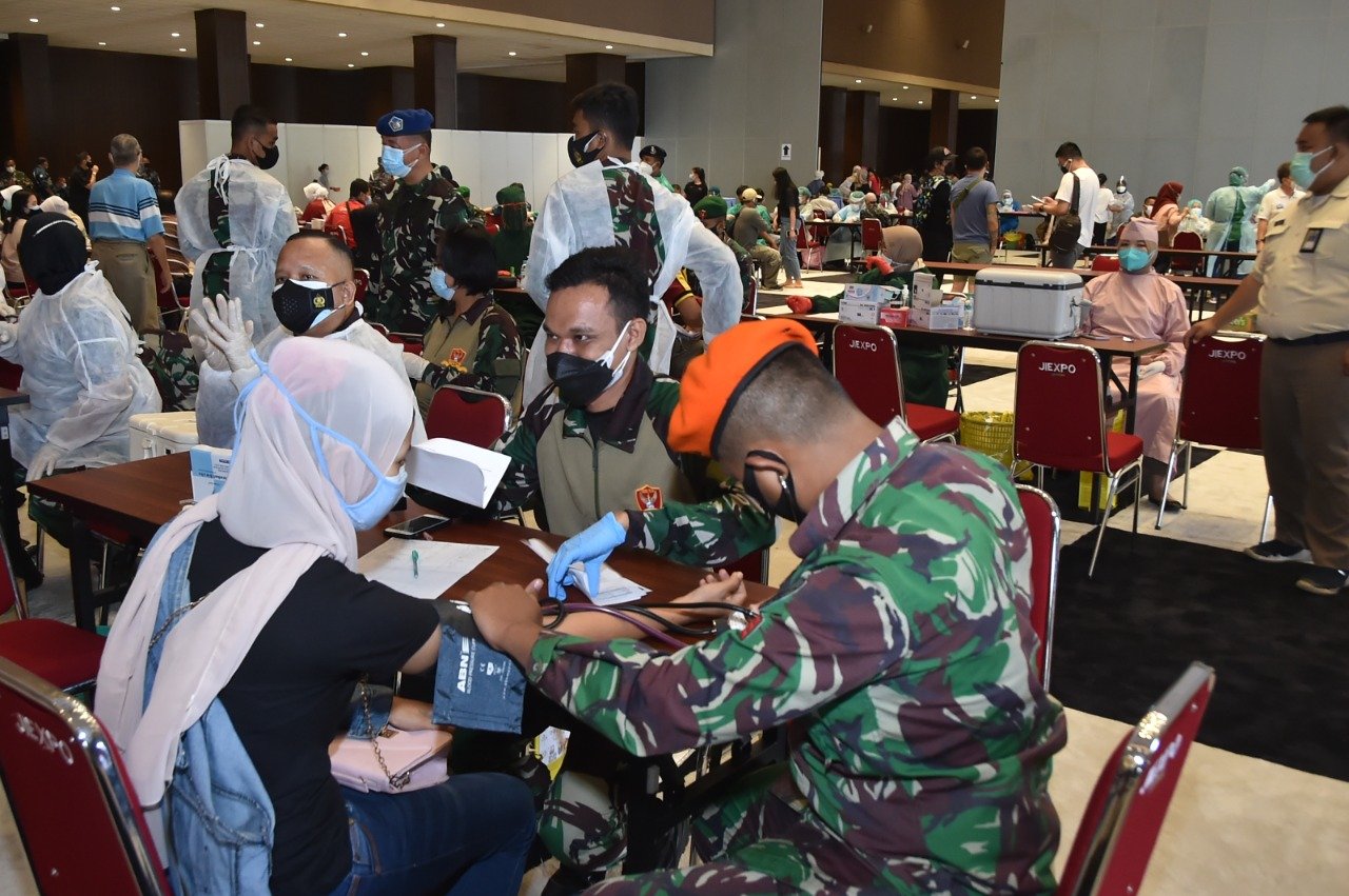 TNI Perkuat Serbuan Nakes untuk Percepat Vaksinasi dan PPKM Mikro
