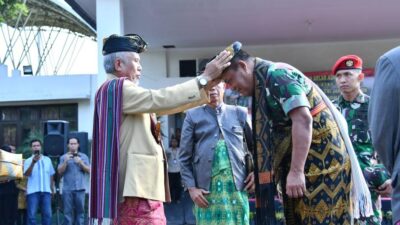 Kasum TNI Terima Gelar Adat Sasak Adipati Yudha Negara
