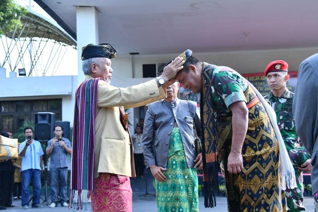 Kasum TNI Terima Gelar Adat Sasak Adipati Yudha Negara