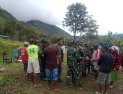 Satgas Yonif Mekanis 203/AK dan Babinsa Makmi Hadiri Acara Kedukaan