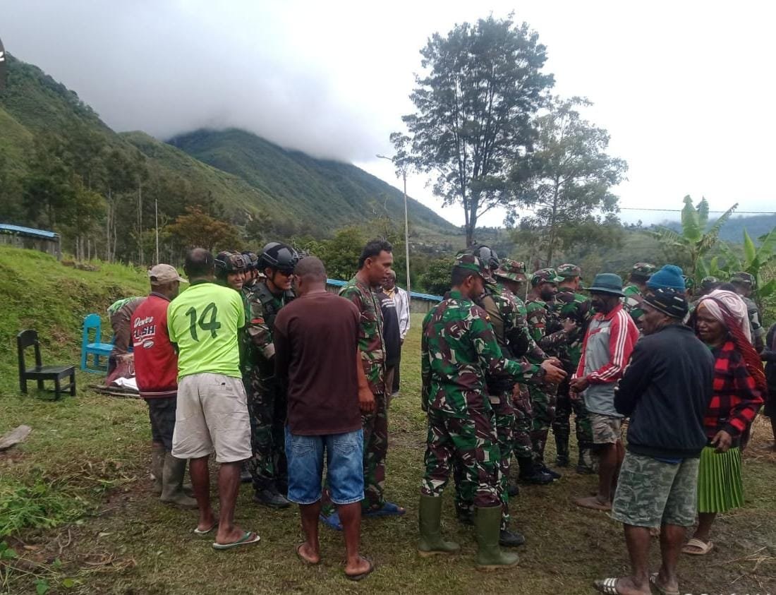 Satgas Yonif Mekanis 203/AK dan Babinsa Makmi Hadiri Acara Kedukaan