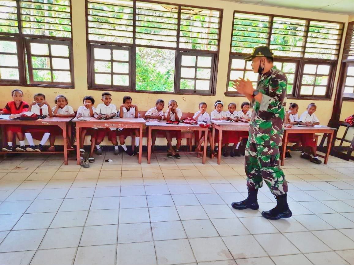 Satgas Yonif MR 413 Kostrad dan Guru Cerdaskan Anak di Perbatasan RI-PNG