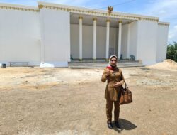 Kades Cempaka Sulap Kantor Desa Jadi Istana Negara