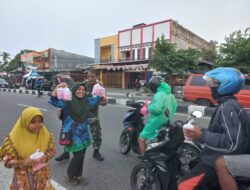 Koramil Timika Bagikan Takjil Gratis untuk Pengguna Jalan