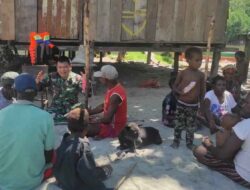 Babinsa Kampung Kipia Komsos dengan Tokoh Masyarakat di Wilayah Binaannya
