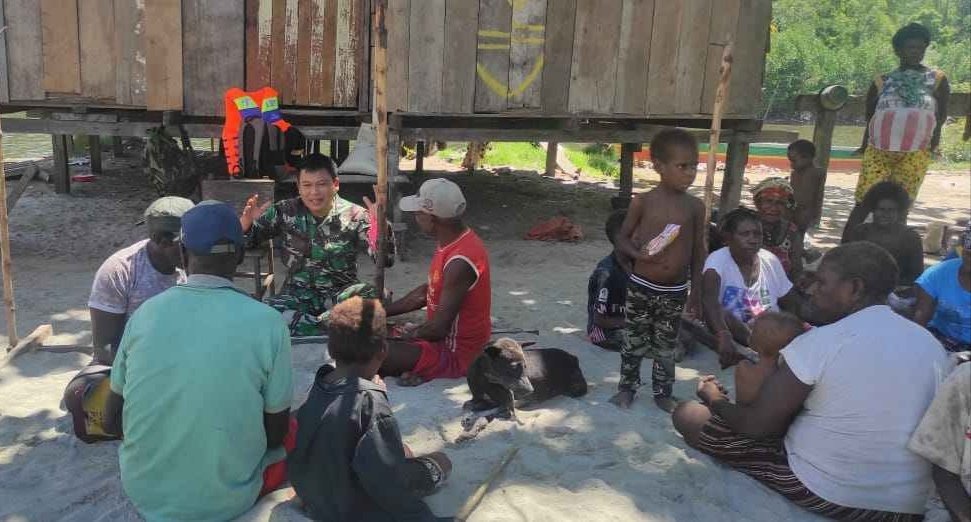 Babinsa Kampung Kipia Komsos dengan Tokoh Masyarakat di Wilayah Binaannya