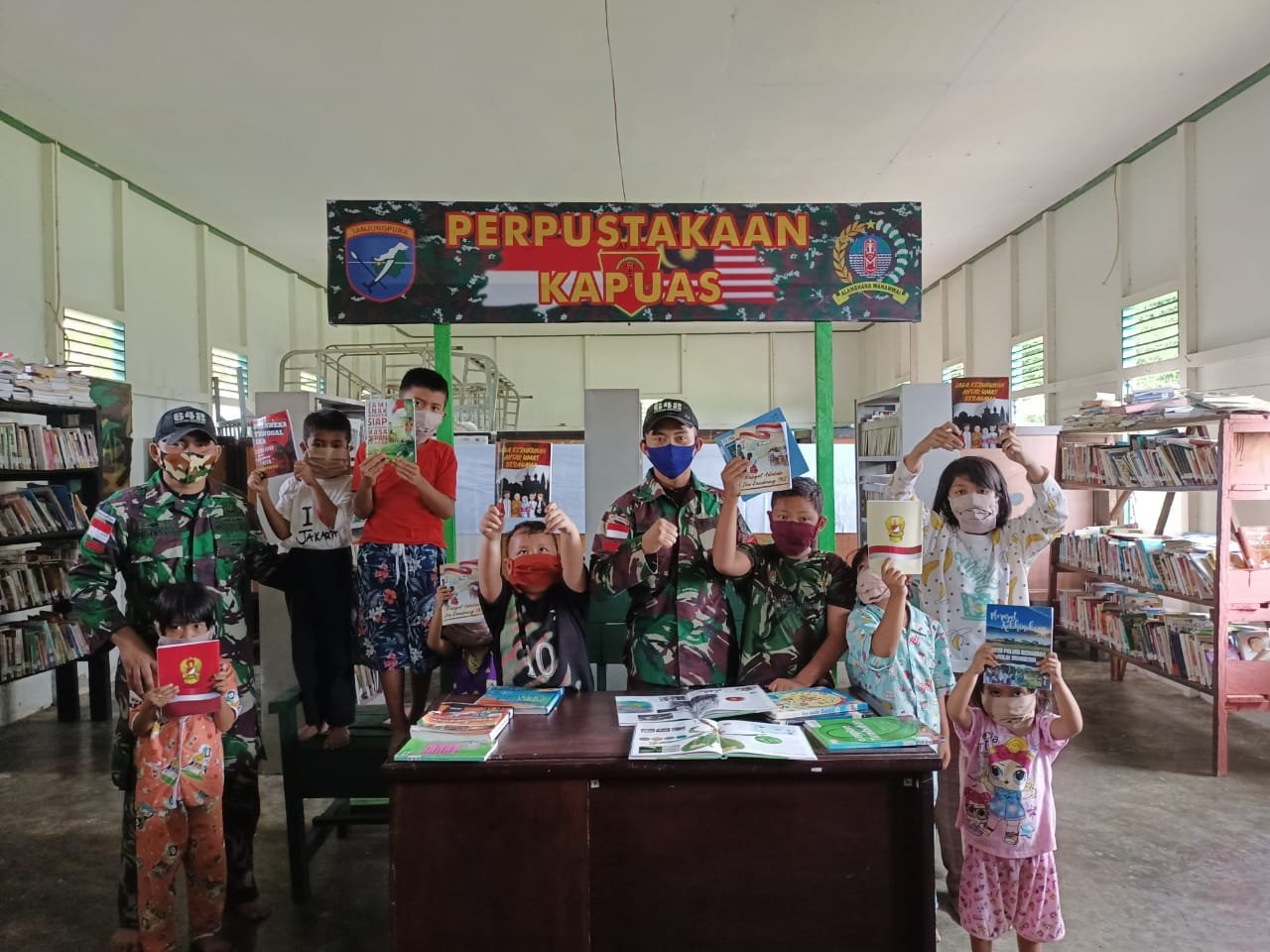 Satgas Pamtas Yonif 642/Kapuas Buka Perpustakaan Mini untuk Anak-Anak