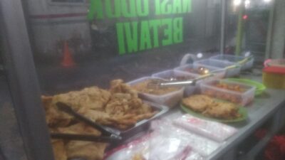 Nasi Uduk Betawi Mpok Betel di Rawajati yang Nagih dan Ramai Dikunjungi
