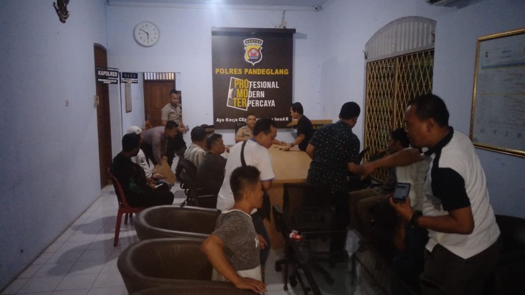 Ahli Waris Pasang Plang Tanda Kepemilikan di Pantai Karangsari Carita