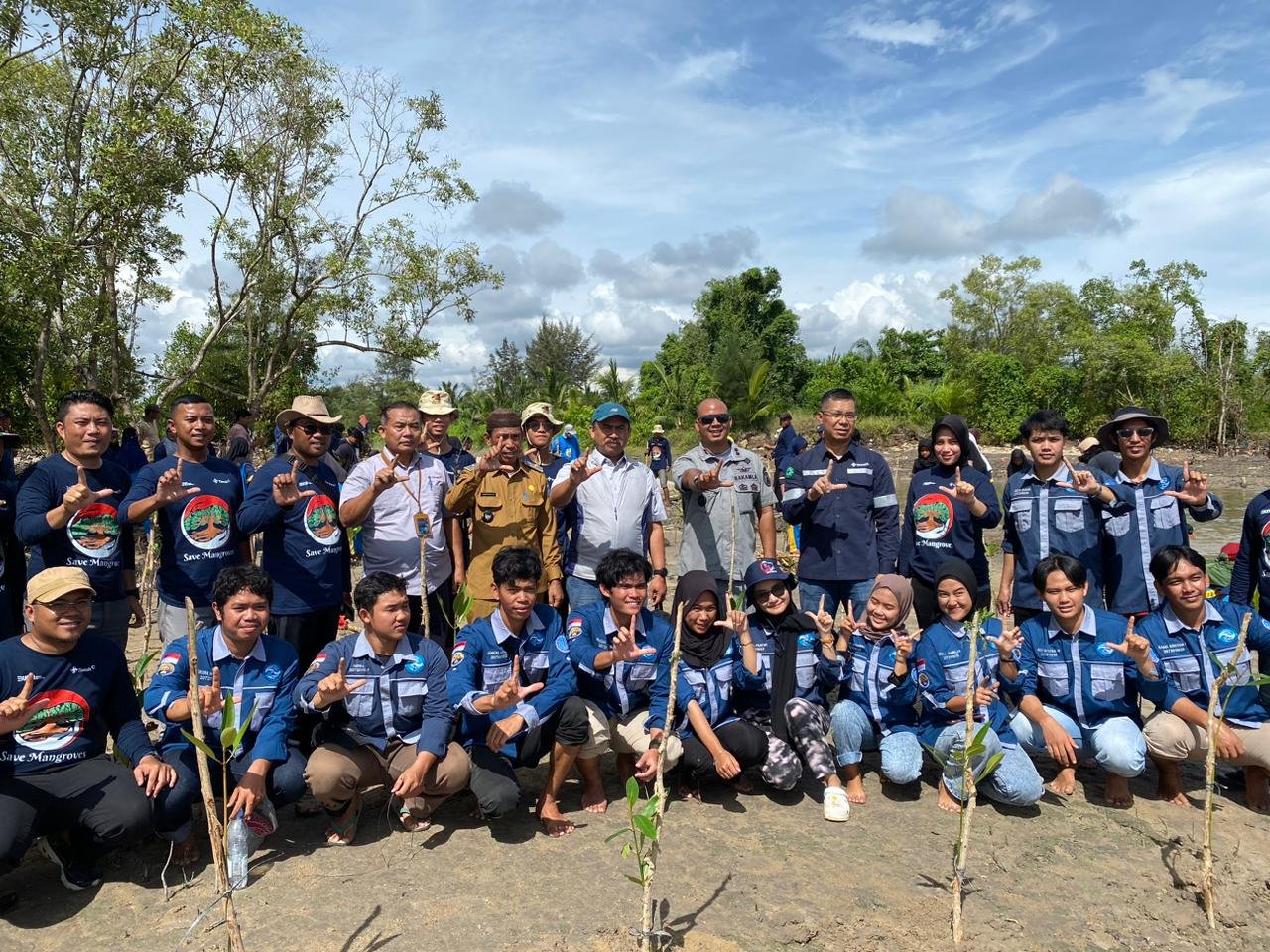 Bakamla Babel Tanam 3000 Mangrove di Pantai Batu Belubang