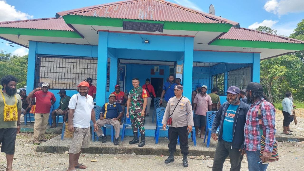 Babinsa Koramil 1710-02/Timika Fasilitasi Perdamaian Dua Keluarga Berselisih untuk Jaga Situasi Wilayah