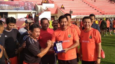 Sinergitas Polri dan Pers, Kapolda Metro Jaya Cetak Gol Lawan Awak Media