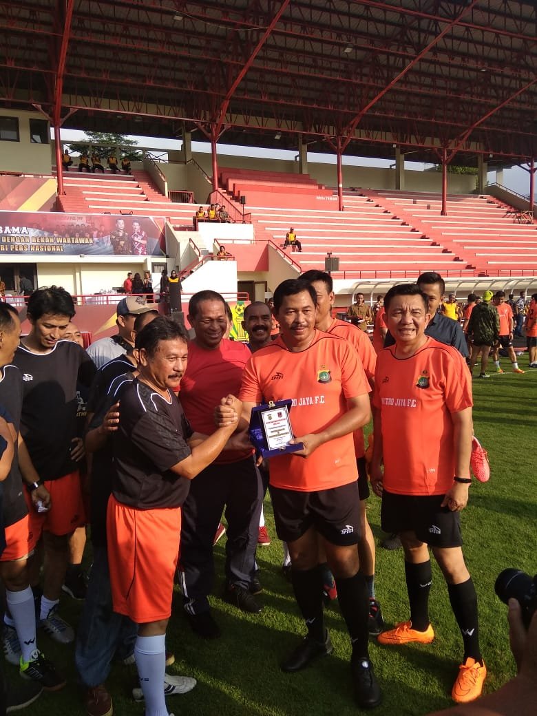 Sinergitas Polri dan Pers, Kapolda Metro Jaya Cetak Gol Lawan Awak Media