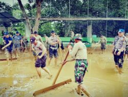 Sinergi Polri dan TNI Bersihkan Lumpur Pasca Banjir di Cikande