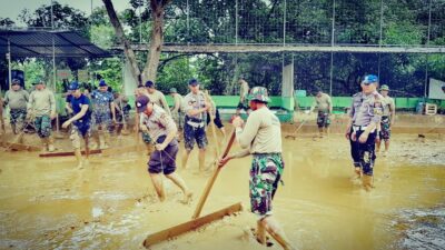Sinergi Polri dan TNI Bersihkan Lumpur Pasca Banjir di Cikande