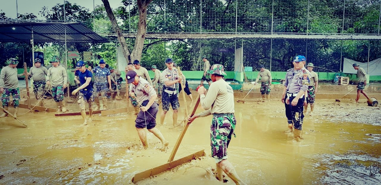 Sinergi Polri dan TNI Bersihkan Lumpur Pasca Banjir di Cikande