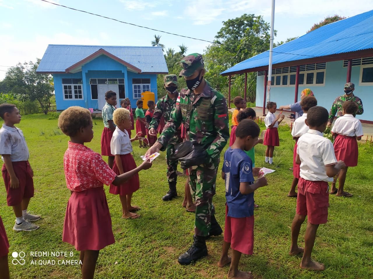 Satgas Pamtas RI-PNG Yonif 125/Simbisa Bagikan Masker ke Siswa SD YPK Toray